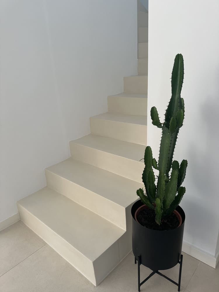 Concept Flore - Saint-Raphaël béton ciré escalier
