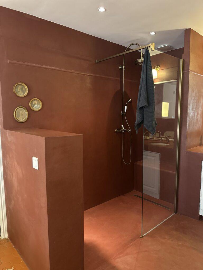 Douche moderne avec murs rouges.