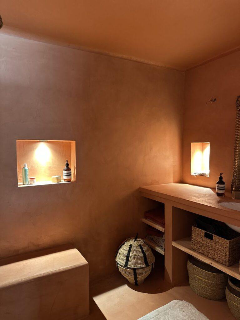 Intérieur chaleureux et minimaliste.