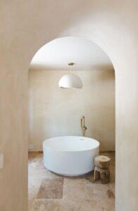 Salle de bain moderne et épurée