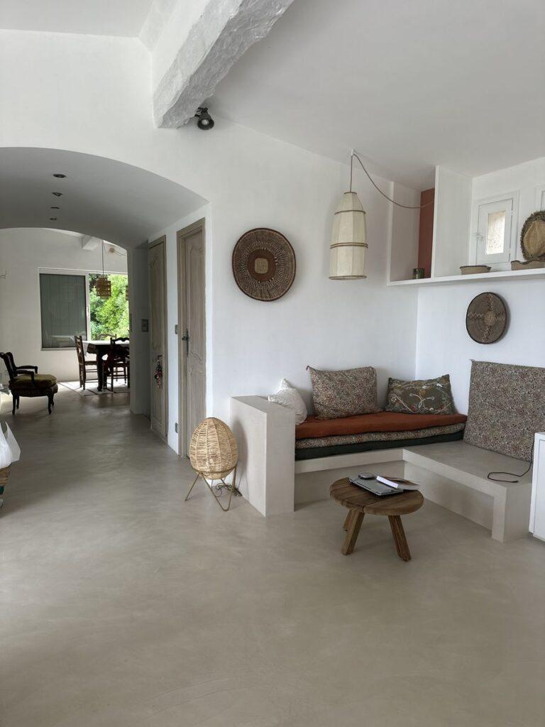 Intérieur moderne et lumineux, ambiance chaleureuse.