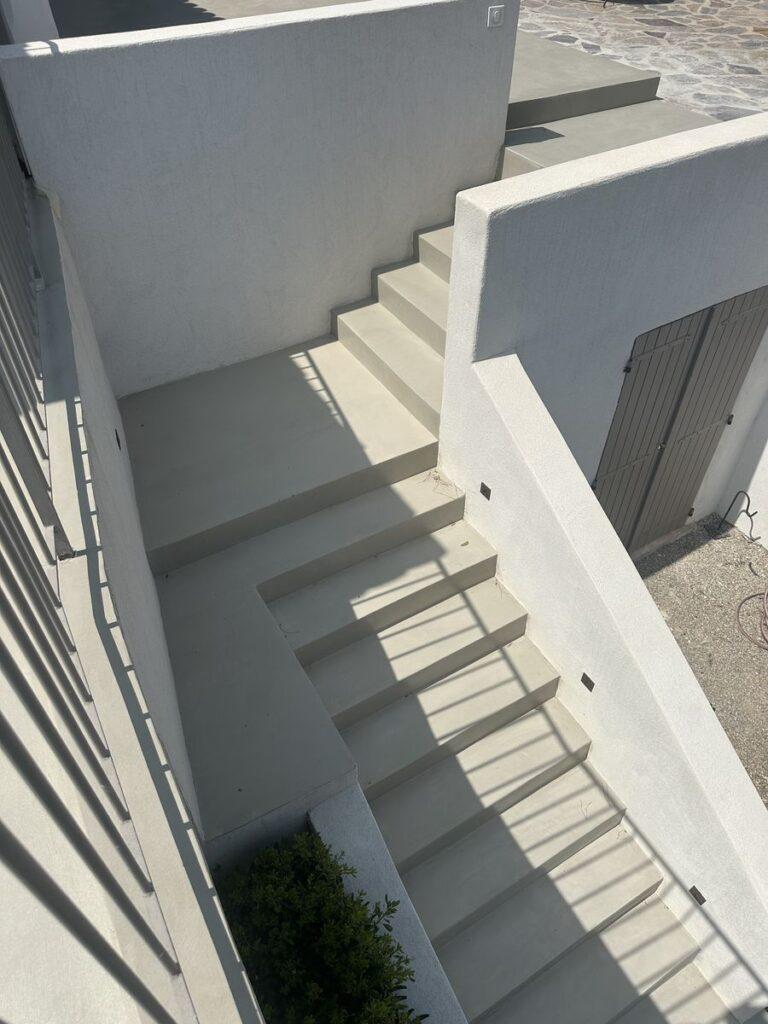 Escaliers modernes en béton clair.