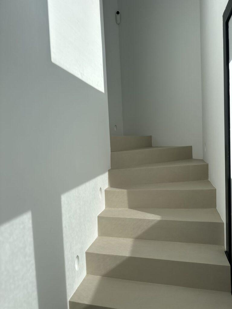 Escalier lumineux et minimaliste