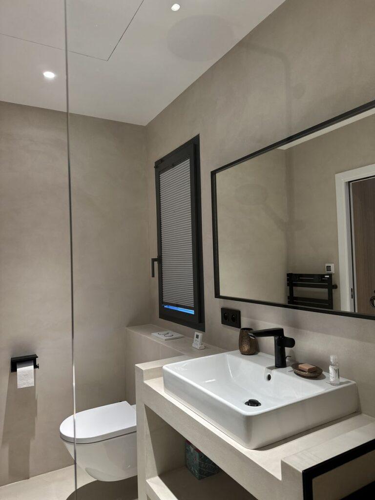 Salle de bain moderne et épurée.